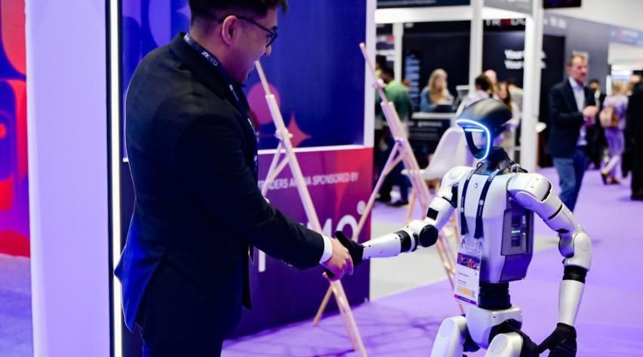 OpenAI 正在改变 ChatGPT 的训练方式，明确支持“知识自由”，并努力在有争议话题上提供多种观点以追求中立。